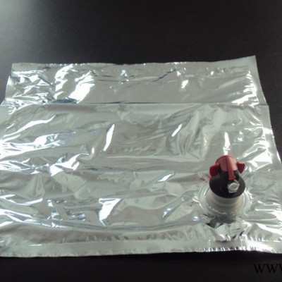 各种规格的葡萄酒盒中袋