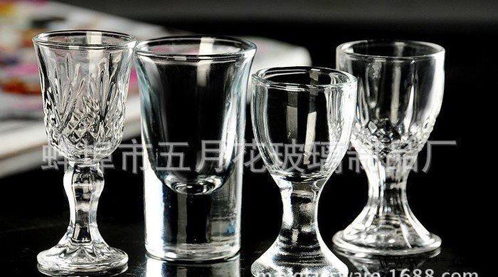 玻璃高脚白酒杯 一口杯 杯身刻花 光身等 现货销售图3