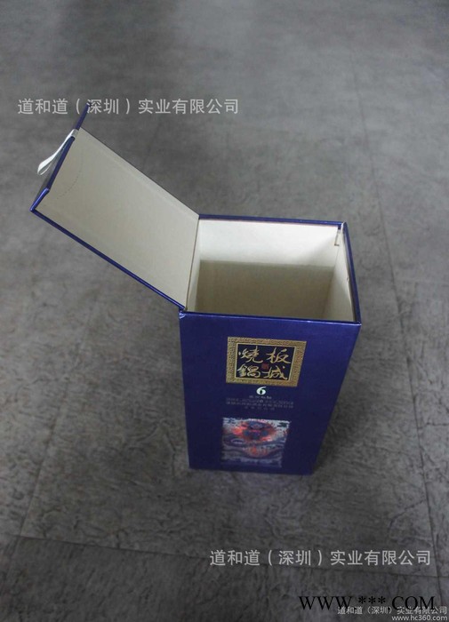 广东双层纸板裱蓝色特种纸压纹贴锌合金铝牌白酒包装盒图3