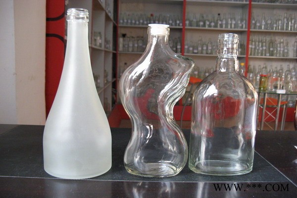 生产各种包装玻璃瓶．酒瓶．酒坛