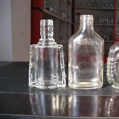 供应各种规格玻璃瓶，瓶盖