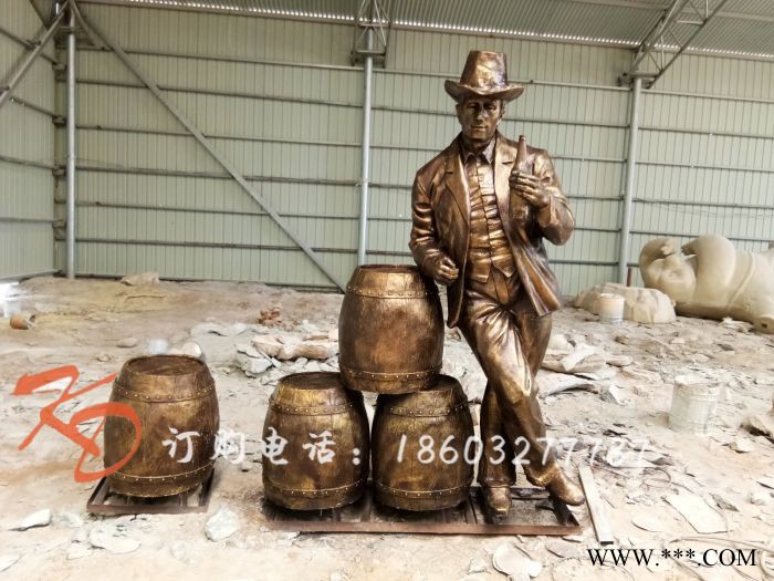 康大雕塑 玻璃钢仿铜人物 喝啤酒酒桶雕塑图2