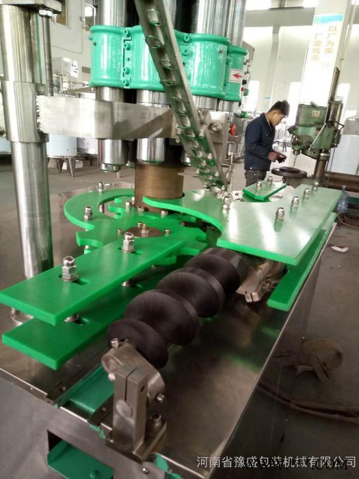 全自动啤酒瓶上盖压盖机全自动饮料瓶菊花盖自动压盖机 6头全自动流水线封盖机图6