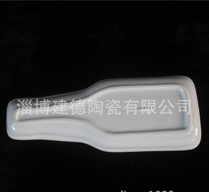 生产异型啤酒盘注浆陶瓷盘子镁质强化瓷啤酒瓶形状盘子可定制图2