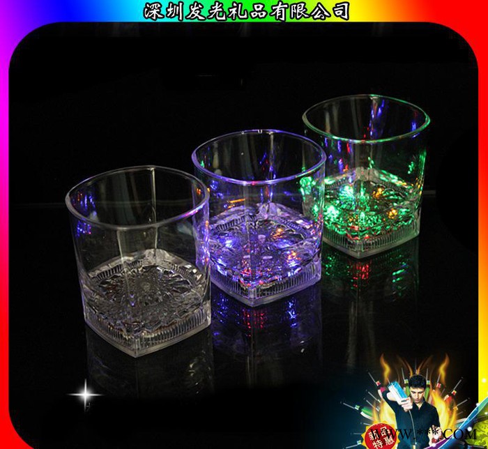 直销 明星夜店酒吧用品 发光杯 倒水亮感应啤酒杯 七彩菠萝杯图2