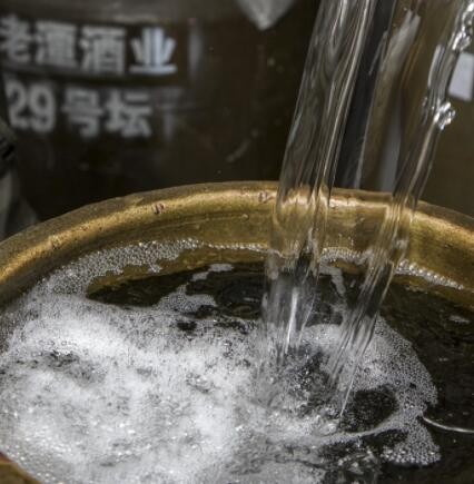 42度浓香型白酒不老潭绵柔壹号粮食酒桶装中度泡酒高粱酒酒厂批发图3